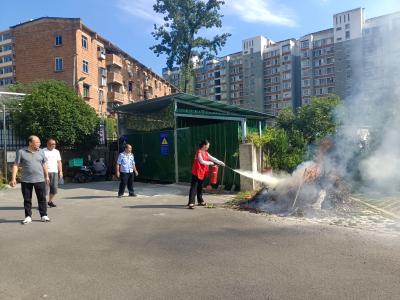 望江社区开展夏日消防演练