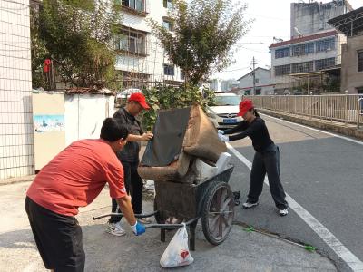 爱国卫生齐参与 扮靓环境迎国庆