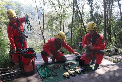 山岳砥利剑 高空练精“兵”——夷陵消防开展山岳救援实战演练