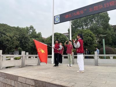 鸦鹊岭小学及初中举行少先队建队庆祝活动