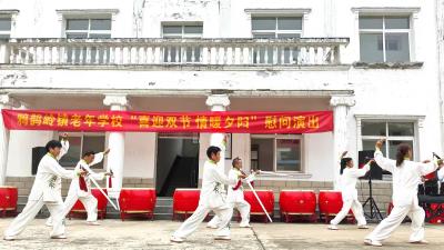 鸦鹊岭镇老年学校举行“喜迎双节 情暖夕阳” 慰问演出