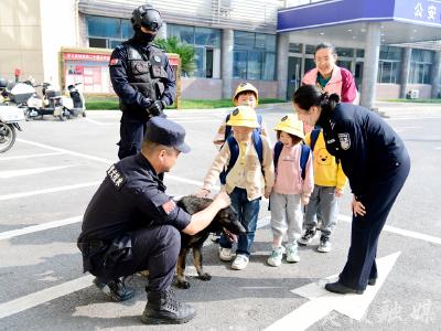 “萌娃”探秘警营 感受别样风采