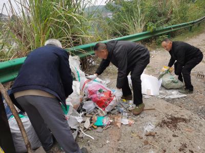 清理河道垃圾 美化人居环境