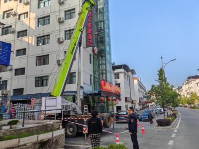 除隐患，优环境！乐天溪执法分局拆除违规广告牌