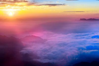 三峡坝区高山古村坪现五彩云海奇观