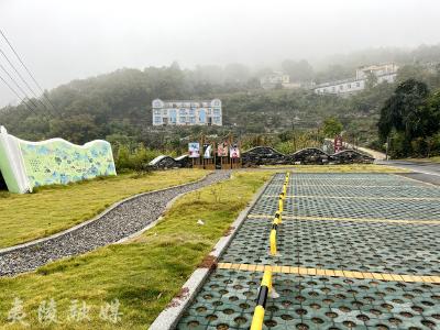 沿路扮新装 对镜贴花黄