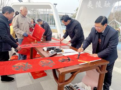 【新春走基层】文化中国年丨挥毫泼墨写春联 迎春送福展年味