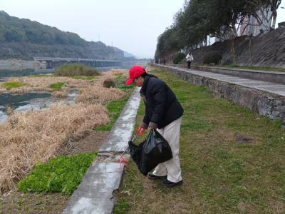 环境常清理 家园换新颜