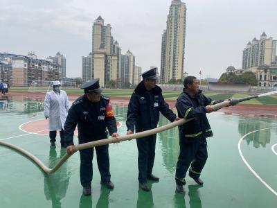 东湖初中对食堂、门卫人员进行消防器材使用及实战演练