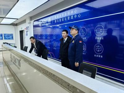 区消防大队开展元宵节夜查行动 护航大型商业综合体消防安全
