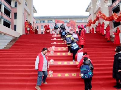 “神兽”回校 夷陵区各中小学、幼儿园花样开启精彩新学期