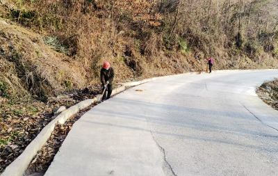 古村坪：村民齐动手 道路焕新颜