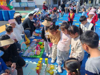 春日集市传温情，稚子义卖显担当