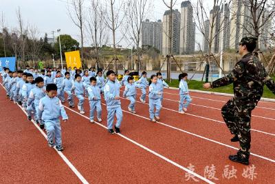 平湖小学：军训初体验 展现小小军人风采