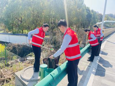 志愿红守护畅安路 携手共建靓丽高速