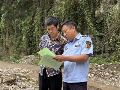 巡查河道排隐患 法治宣传迎“五一”