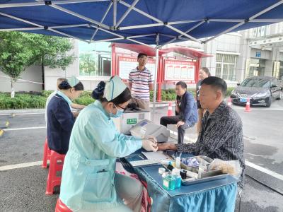 热血汇聚爱心 奉献传递温暖
