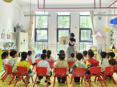 润城社区：“书”写成长 “卡”启未来