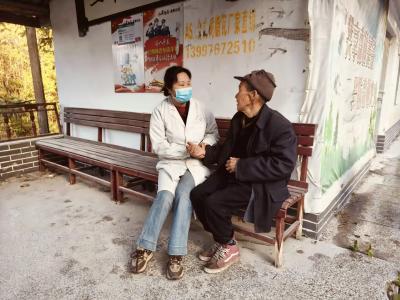 田间地头家医忙 不误农时保健康