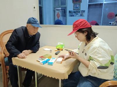 东湖社区：敲门入户送关怀 精准服务护健康