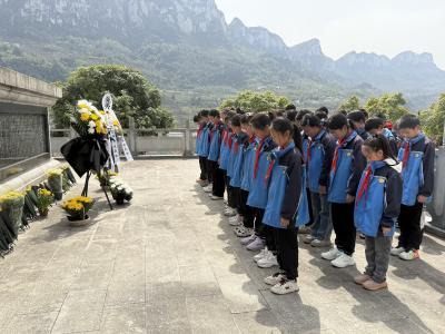 缅怀革命先烈 庚续建党精神