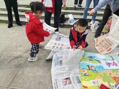 小手分春色 童心护碧波
