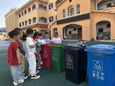 四色桶边学分类 幼儿园里种文明