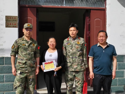 喜送入伍通知书 情暖军人军属心