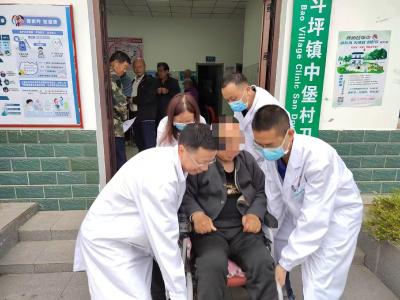 暖心服务下乡行，真情相助显担当