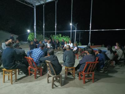 农忙时节屋场夜话：共话民生情，同护家园梦