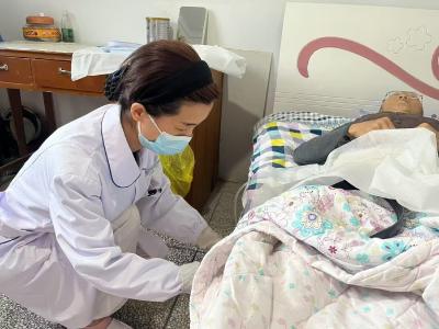 专业护理进家门，贴心服务暖人心