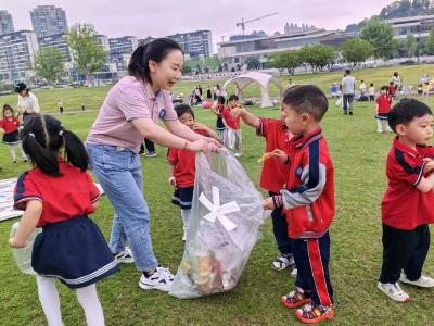 萌娃趣享垃圾分类 共绘绿色环保画卷