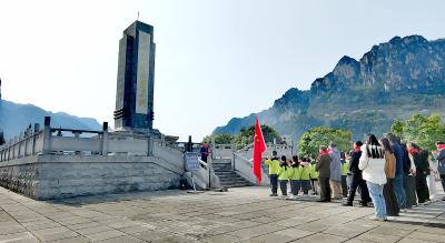 老少携手祭英烈 民族精神代代传