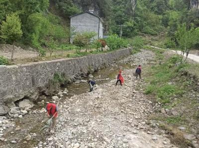 清理河道迎汛期 志愿行动暖民心