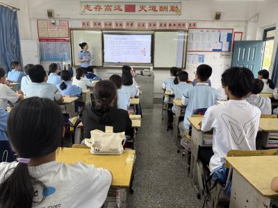 乐天溪初中开展“安全护航·健康成长”普法教育小课堂活动