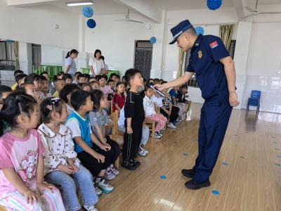 防震减灾筑防线 消防体验护童心