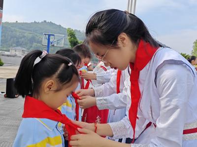 “童心放粽”迎双节 文化传承润校园