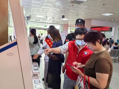 走出办公室  走进医患心——宜昌市夷陵人民医院开展门诊志愿服务活动