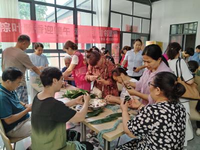端午敬老情意浓 粽香笑语满社区