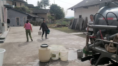 入户送水暖人心