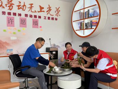 宜昌北收费站：端午送温情 粽香满高速