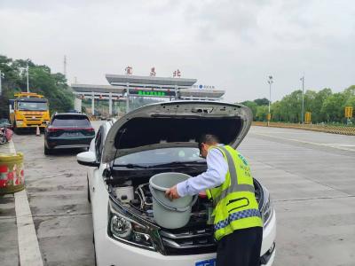 车辆水箱高温 “爱路-AiLu”志愿者紧急排险