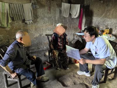 家庭医生送报告上门，健康关怀温暖人心