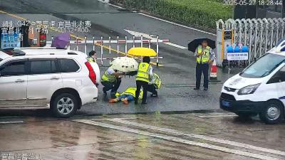 生死瞬间 交投收费员紧急救助突发疾病司乘
