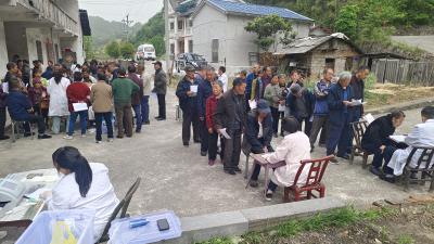 樟村坪镇砦沟村开展年度分片体检 300余村民家门口享健康服务