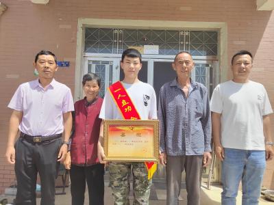 八年坚守，热血铸军魂！