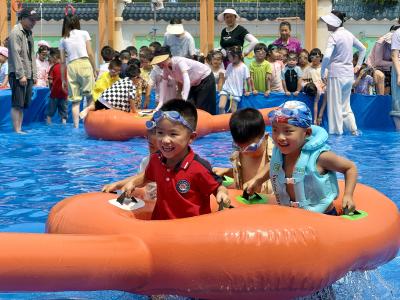 水花跃动童心畅 夏日欢腾趣意浓