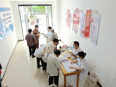免费体检进社区 便民服务暖人心