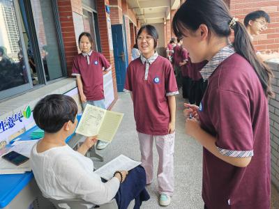 东湖初中：炎炎高温季 课间摆摊忙