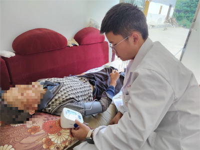 温情服务送上门 银发老人得守护